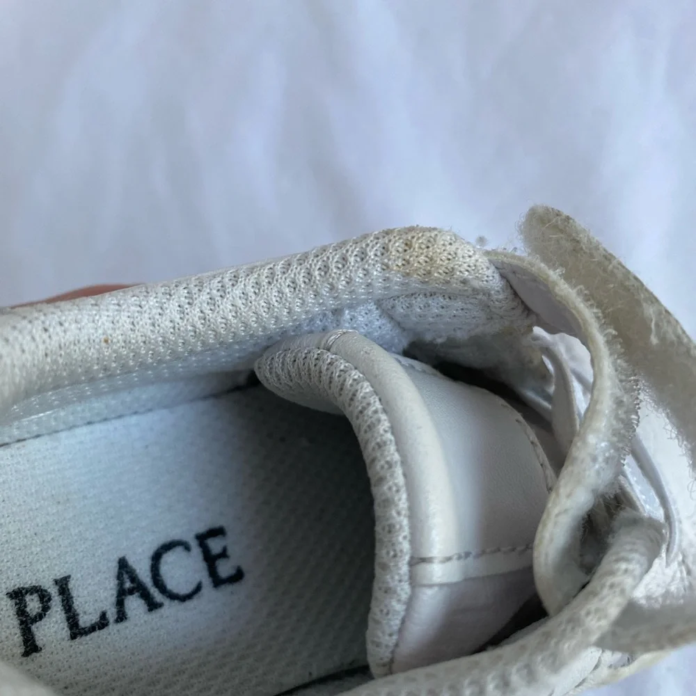 THE CHILDREN’S PLACE Unisex -Child and Toddler Uniform Low Top Sneakers Size 5